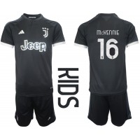 Billiga Juventus Weston McKennie #16 Barnkläder Tredje fotbollskläder till baby 2023-24 Kortärmad (+ Korta byxor)